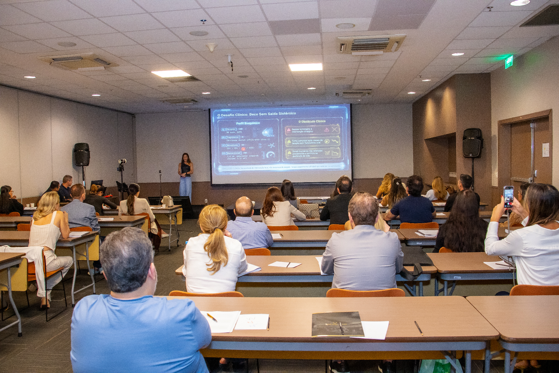 Dra. Fernanda ministrando aula para médicos